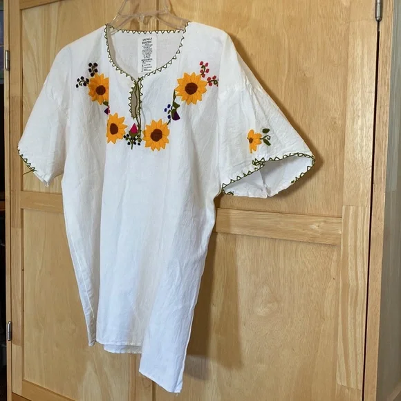 Cancun Mexico White Hand Sewn Sunflower Embroidered Short Sleeve Boxy Top NWT - Picture 3 of 10